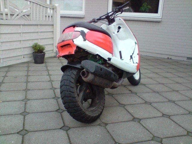 Yamaha Jog space med hot motor billede 6