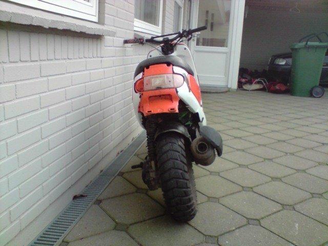 Yamaha Jog space med hot motor billede 8