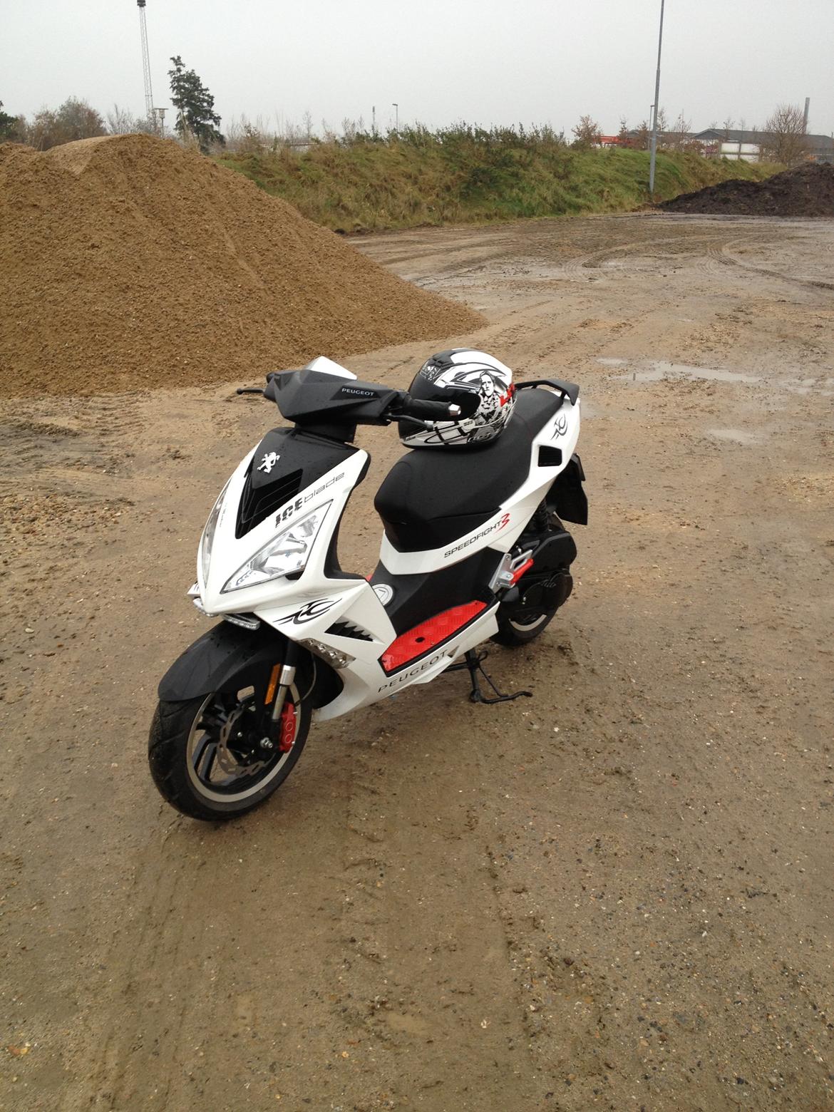 Peugeot speedfight 3 rs  - 2 små leder op under skærmen oven over hjulet billede 2