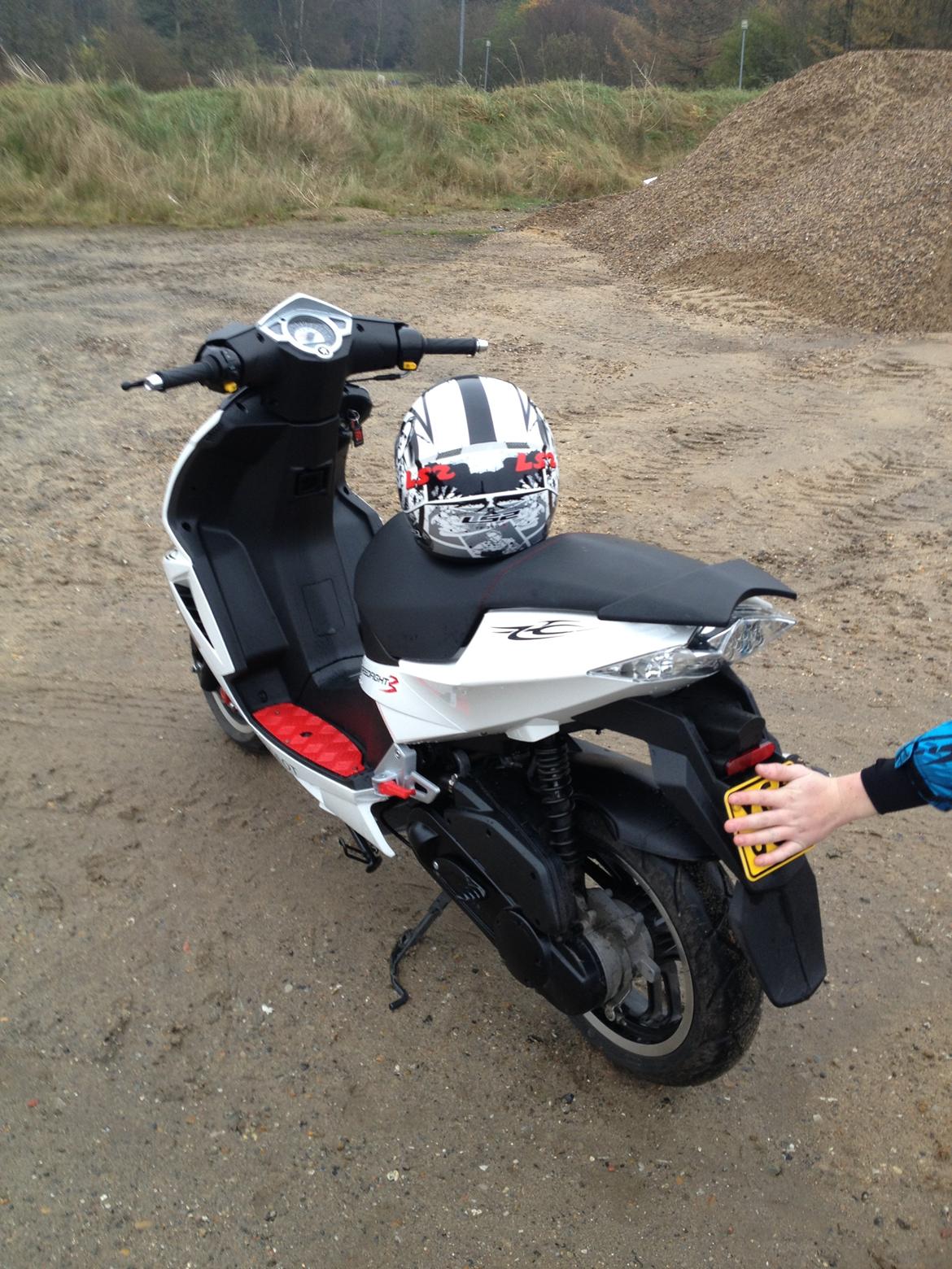 Peugeot speedfight 3 rs  - led baglygte, som bare lyser rigtig godt. billede 4