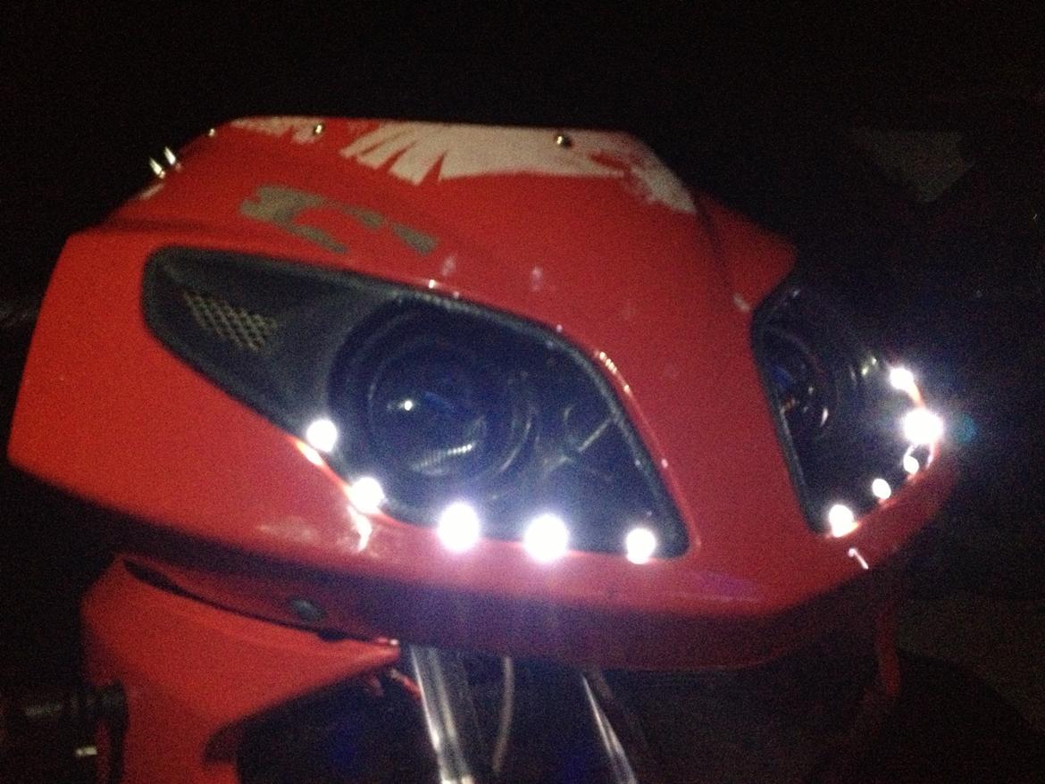 Rieju Rs2 Matrix (The Rocket) - 10 hvide dioder (angle eyes) (FJERNET) billede 15