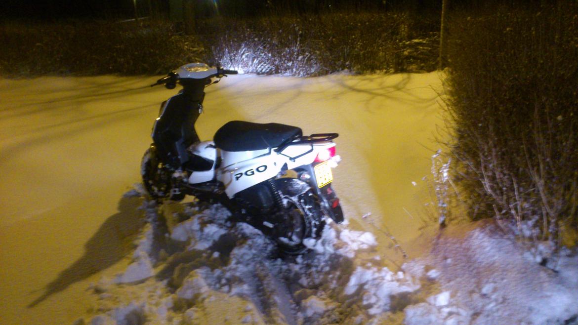 PGO HOT 50 - kørte forstærkt ind i en bunke sne  billede 4