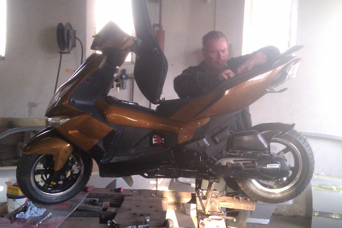 PGO G-MAX - Færdig... Står nu i udstilling hos Carsten`s MC i Varde billede 14