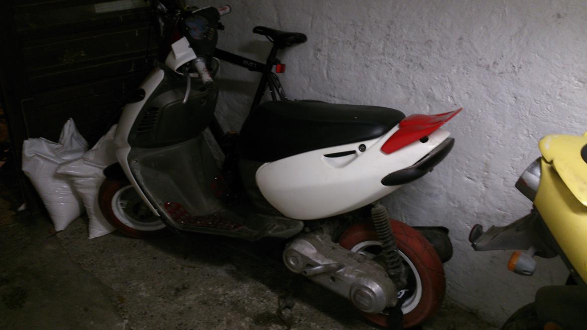 Aprilia Sonic - gamle balygte glas her på
den er fikset og der er sort parabol med klartglas nu billede 2