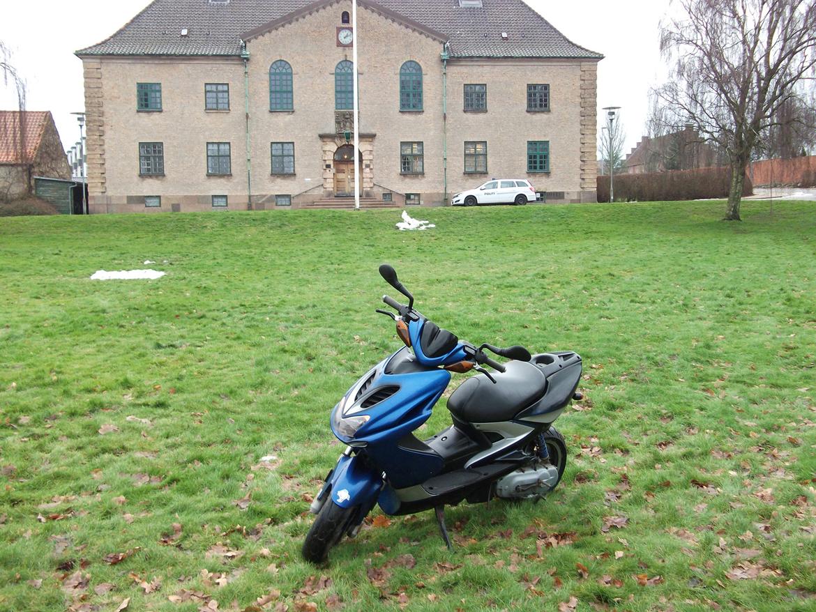 Yamaha Aerox - Taget foran vores meget aktive politistyrkes hovedkvarter.. billede 12