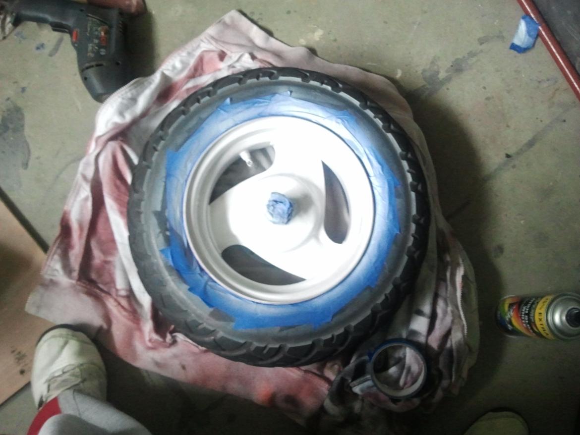 PGO hot 50 - Jeg er igang med at male fælge i hvid farve billede 6