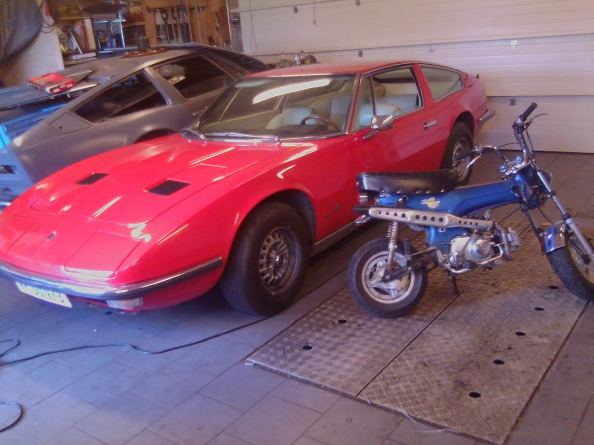 Skyteam dax - maserati indy i baggrund 4900cc m 4x weber kaburator billede 1