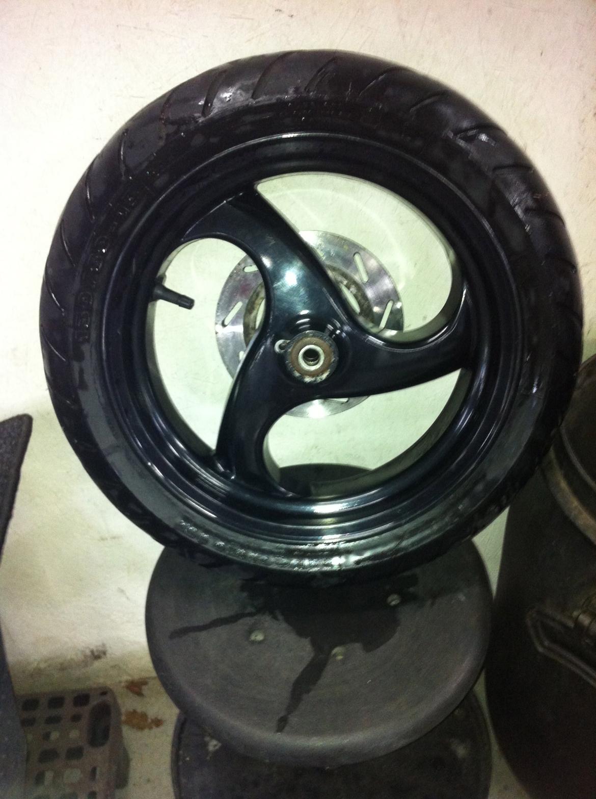 Gilera Stalker - Bag NRG fælge, som snart får nyt dæk. billede 3