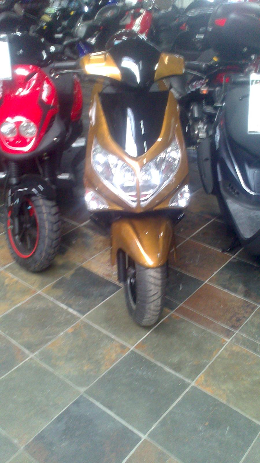 PGO G-MAX - Guldklumpen i udstilling i Carsten's MC.  billede 2