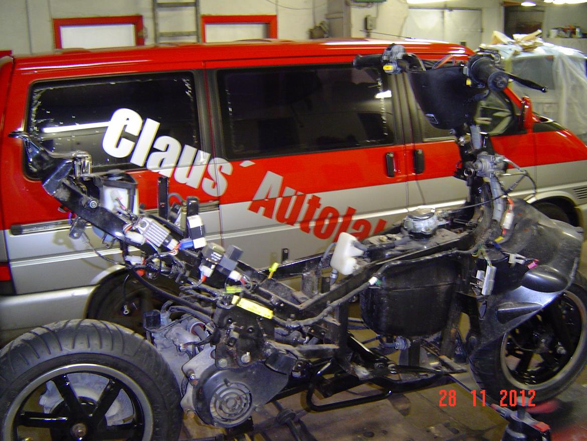 PGO G-MAX - G-MAX'en foran an transporteren. billede 3