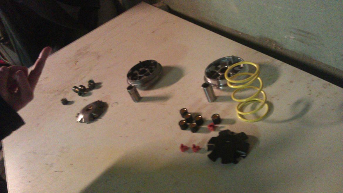 PGO hot 50 - Begynder så småt at tune den igen. Starter med malossi multivar med Gul tryfjeder. billede 10