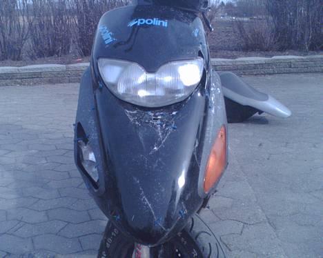 Honda sfx. solgt. - fronten efter jeg er kørt galt med den, lappet sammen så godt jeg nu kunne. billede 10