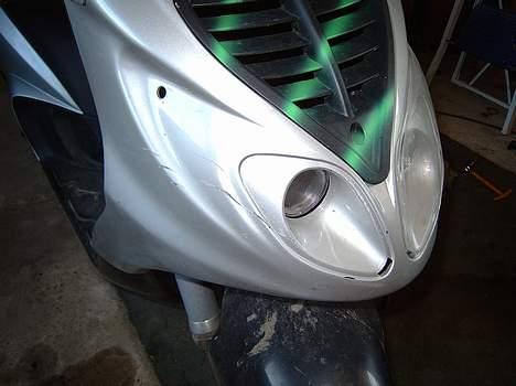 Piaggio NRG mc3 SOLGT - ville lige tage et nærbilled af de rimelige slemme ridser inden jeg skilte den ad og spartle den og male den:P billede 4