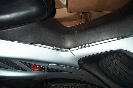 Gilera Runner 50sp (totalskadet) - Højre side - stellet er bøjet, så skjoldene ikke kan sidde ordenligt billede 18