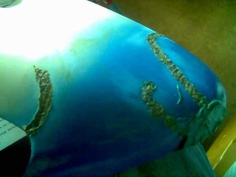 Honda SFX *solgt* - smeltede plastikket sammen med en loddekolbe, sleb det, spartlede det, sleb det fint og jævnt. så det var klar til lakeringen billede 12