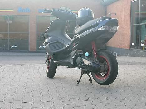 Gilera Runner solgt - Jaah Min scooter og min airoh hjelm. igen. billede 3