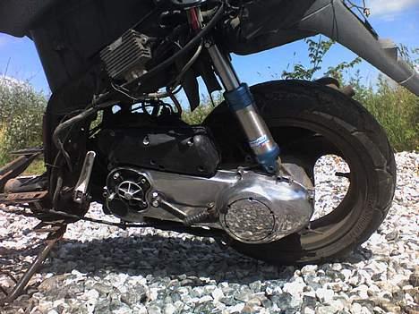 Piaggio nrg ( solgt ) - mit poleret varioskjold og den nye støddæmper den er fee :D :P billede 3