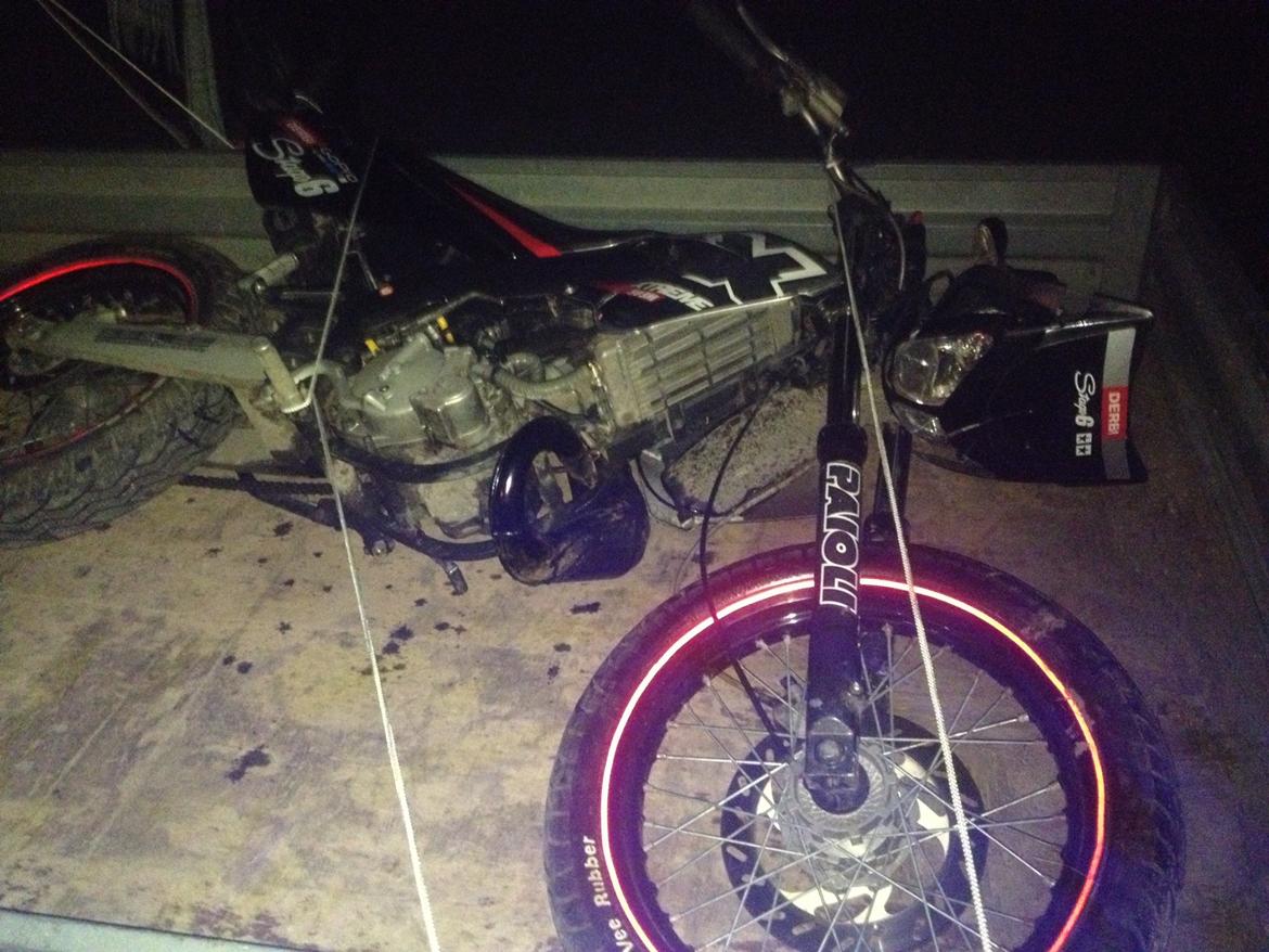 Derbi Senda SM X-treme [ Totalskadet ] - Det er så sådan den ser ud i dag -  marts 2013. Kæmpe kvaj jeg har solgt den til!!! billede 18