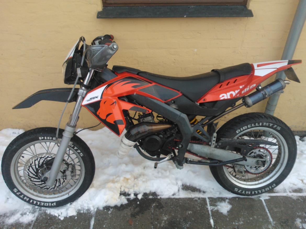 Aprilia SX 50 - Udstødning efter klarlak og powerwrap. !
Den 23/3-13 billede 1