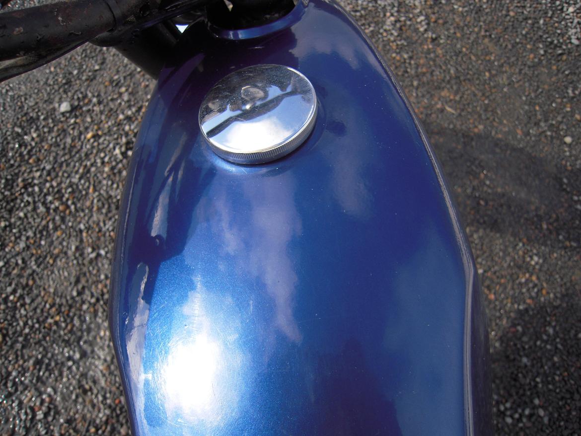 Suzuki DM50 Samurai - Tanken og tank-dækslet er lige pudset billede 4