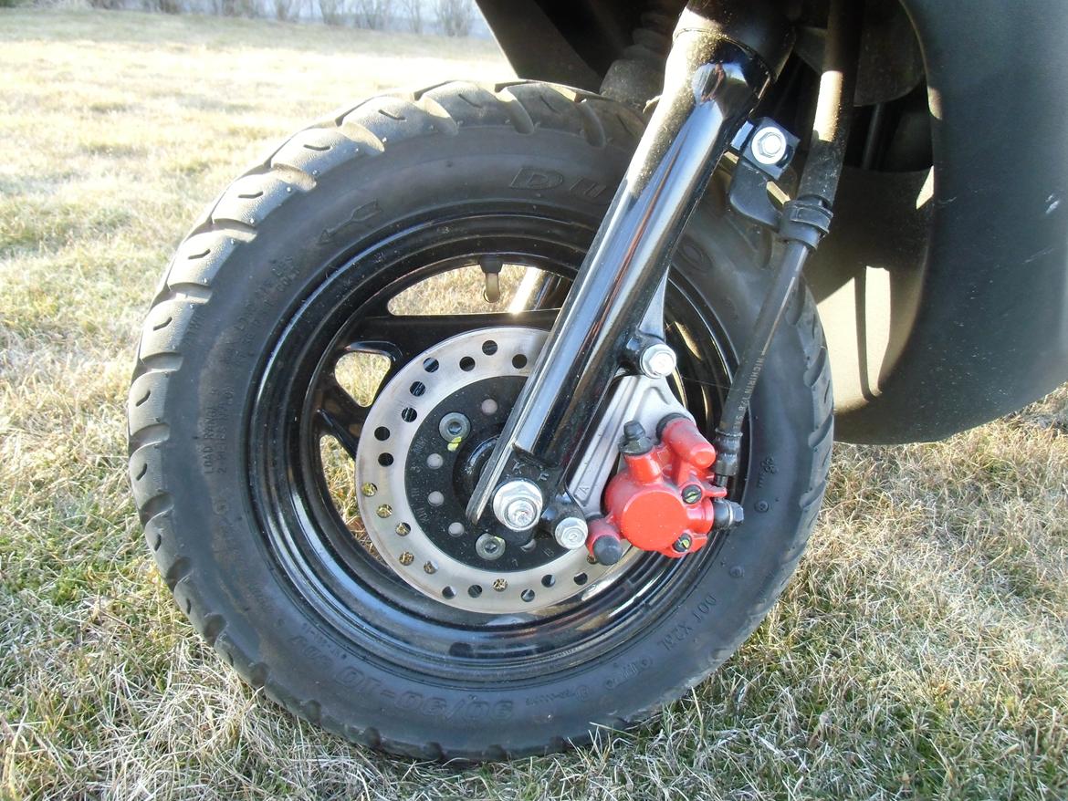 Sym DD 50 - Sym fordæk med sort fælg og rød bremse-kaliber billede 8