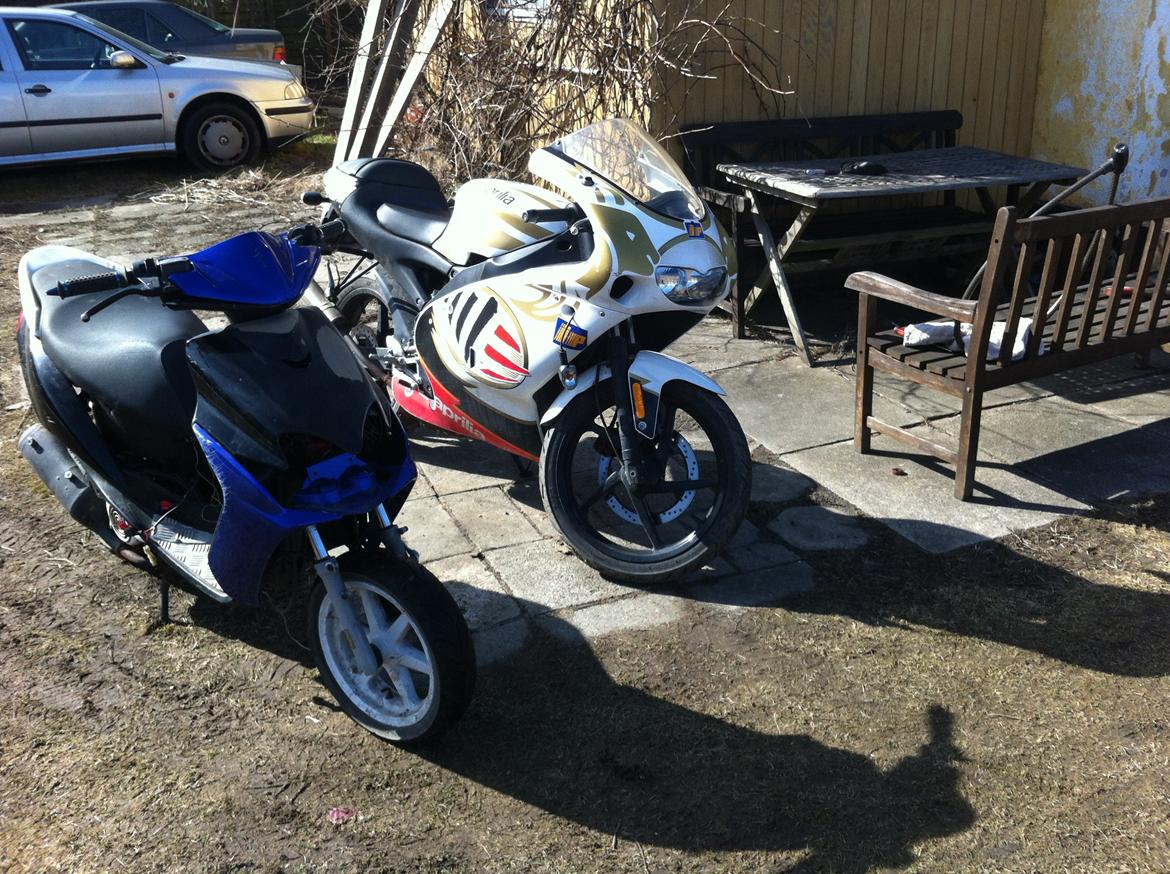 Yamaha Jog R - nyt! ved siden af min bror's RS50 :D billede 1