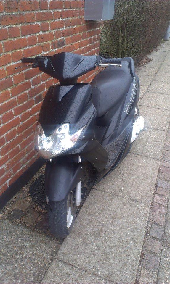 Yamaha Jog R ''Jogsy'' 70cc BYTTET - da joggen var sort :) billede 2