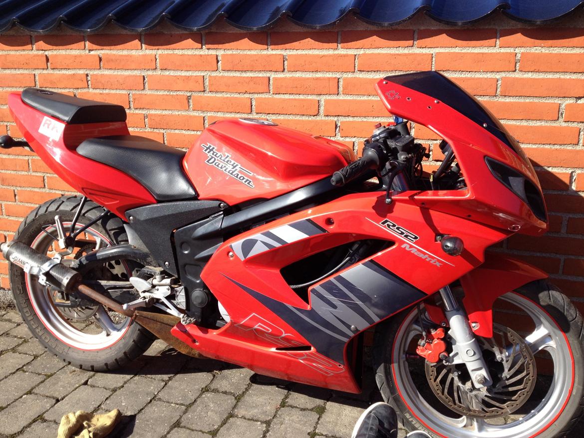 Rieju Rs2 Matrix (The Rocket) - Sådan så den ud før jeg satte andre skjolde på og så var malingen skraldet af på den ene side af tanken :) billede 3