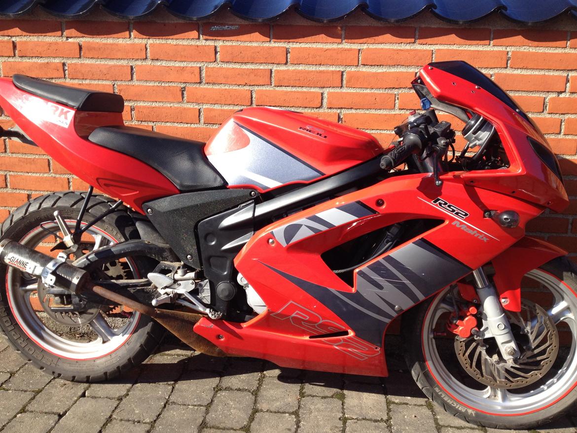 Rieju Rs2 Matrix (The Rocket) - Sådan ser den ud idag (8-4/13) efter jeg satte et andet skjoldsæt på jeg købte brugt kæft det hjalp meget! billede 2