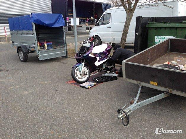 Yamaha Aerox (LC) - Der var jeg  i gang med at skifte dyse og ruller . billede 3