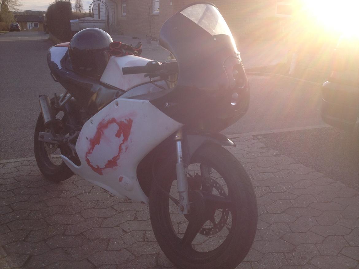 Derbi GPR 50 Replica - da jeg fik den, nogen der har været ved at slipe og spartle dårligt.. billede 7