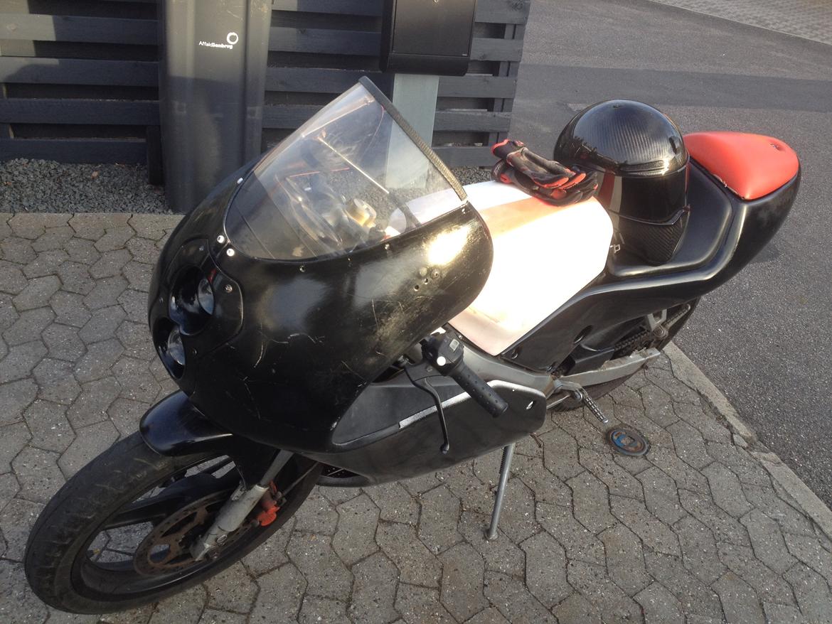 Derbi GPR 50 Replica - da jeg fik den, nogen der har været ved at slipe og spartle dårligt.. billede 8