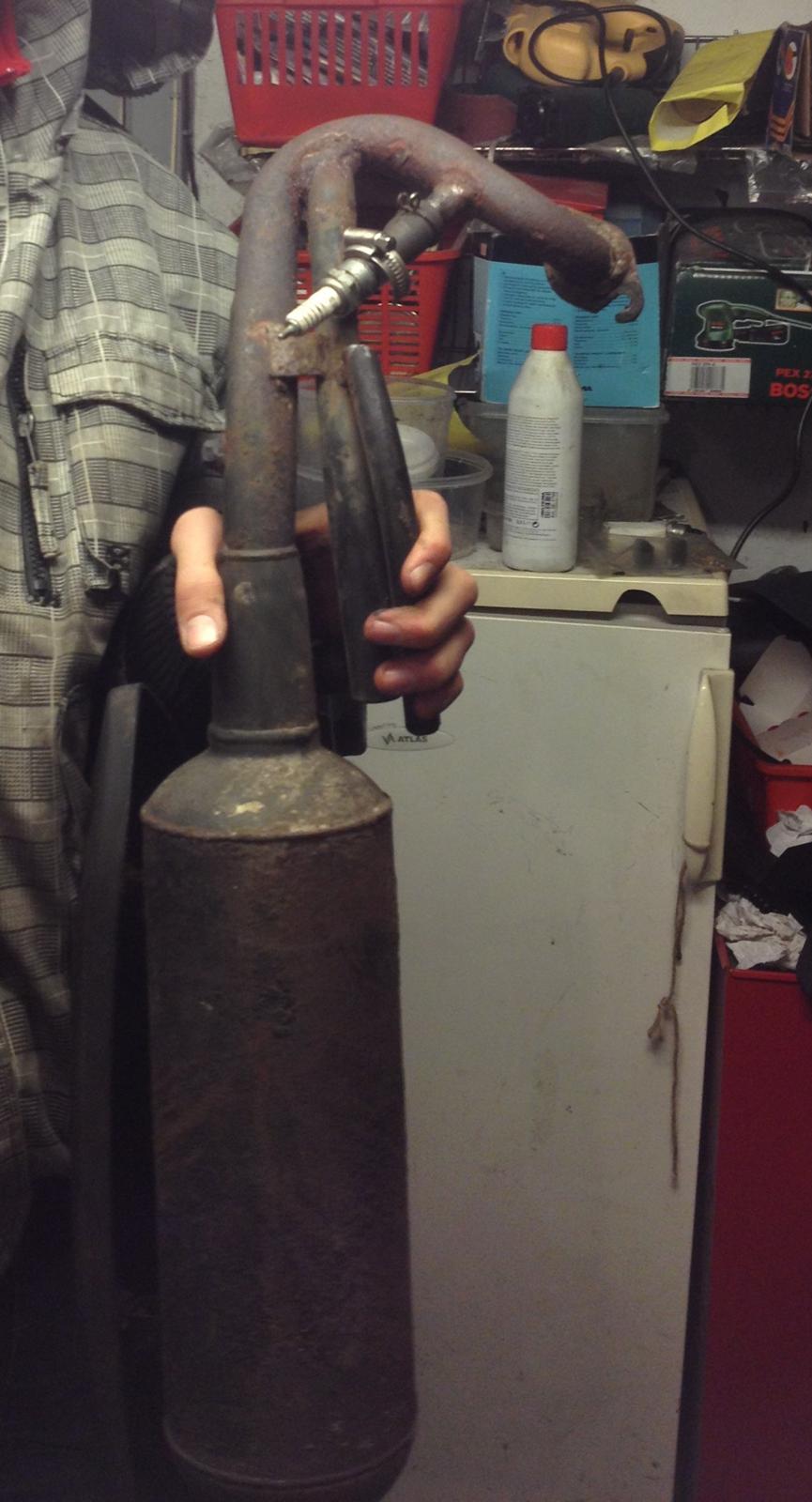 PGO Hot 50 - Lidt hjemmefusk! katalysatorslangen var utæt, så vi skærer da bare i udstødningen og propper et tændrør i!!! billede 9