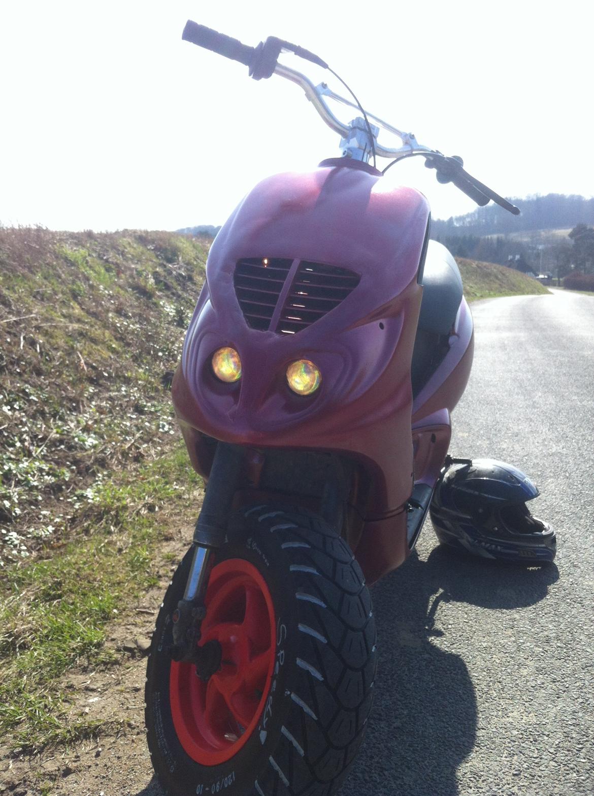 Piaggio Typhoon /NRG R.I.P :'( - Jomfru tur ud i det blå, med de ny malet skjolde på :-D
Den ene positions pære dur ikke pga løs forbindelse. Fixet. billede 3