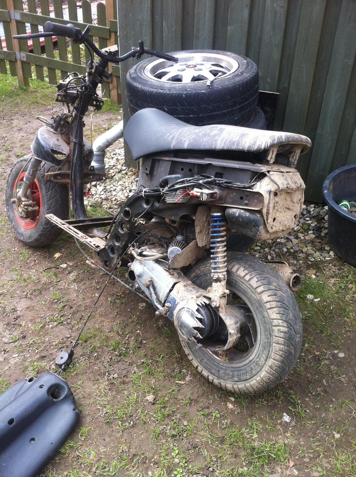 Piaggio Typhoon /NRG R.I.P :'( - Som den stod inden jeg fik inden jeg gik igang med at male den  billede 9