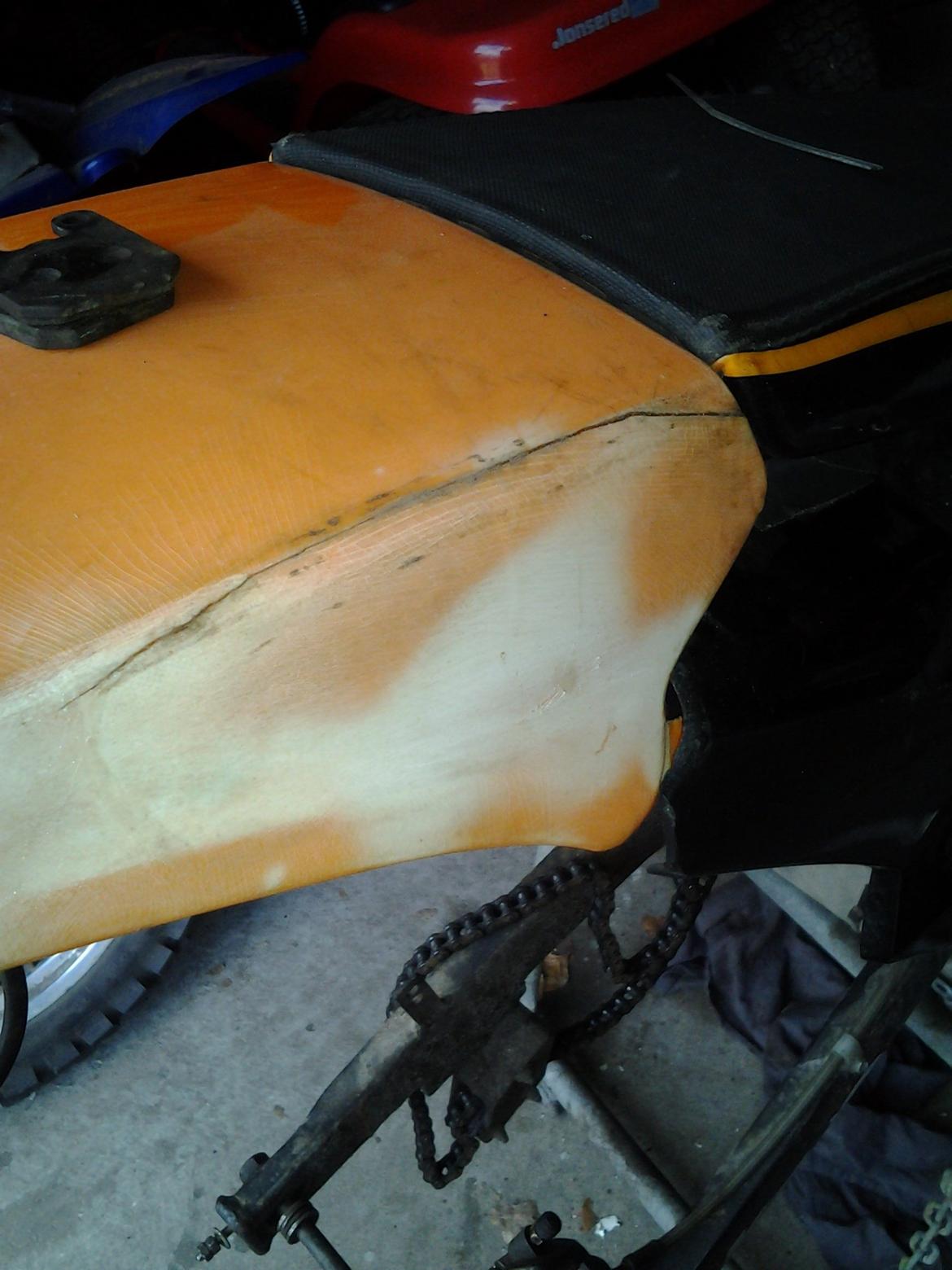 Gilera RCR - var flækket-.-' 
er samlet med superlim og så skal det spartles ;) billede 13