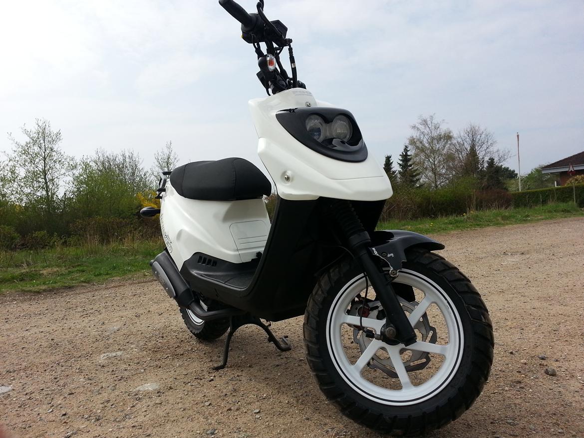 PGO Hot 50 Naked billede 1