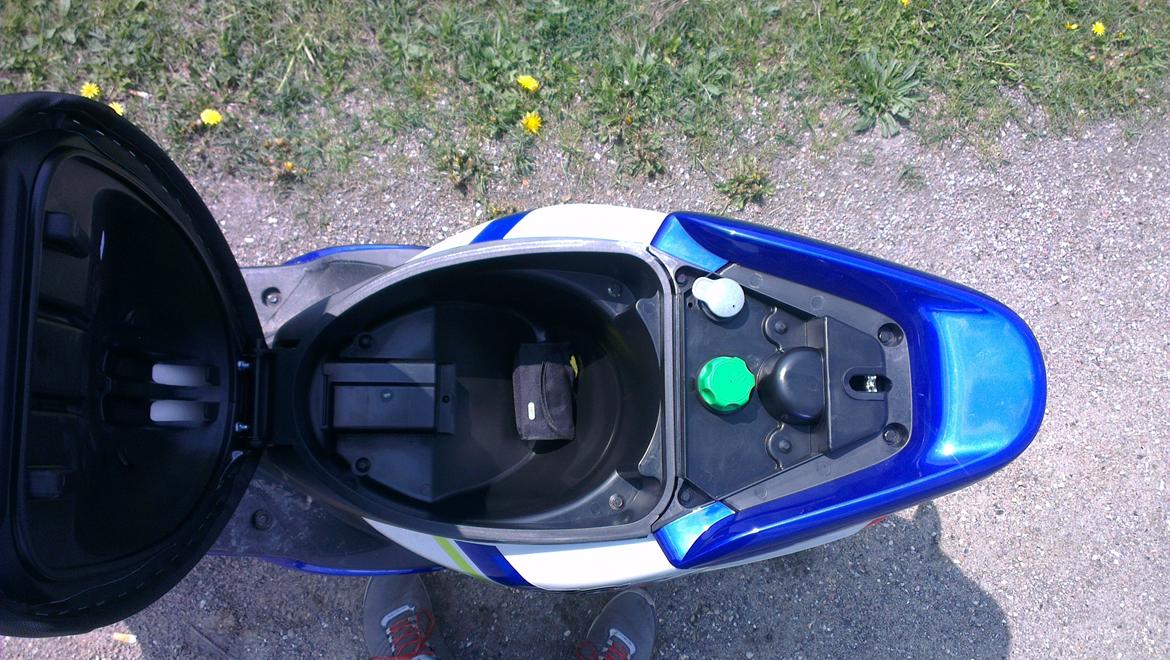 Yamaha Jog R - Hjelmrum hvor der ikke kan ligge en hjelm i xD billede 11