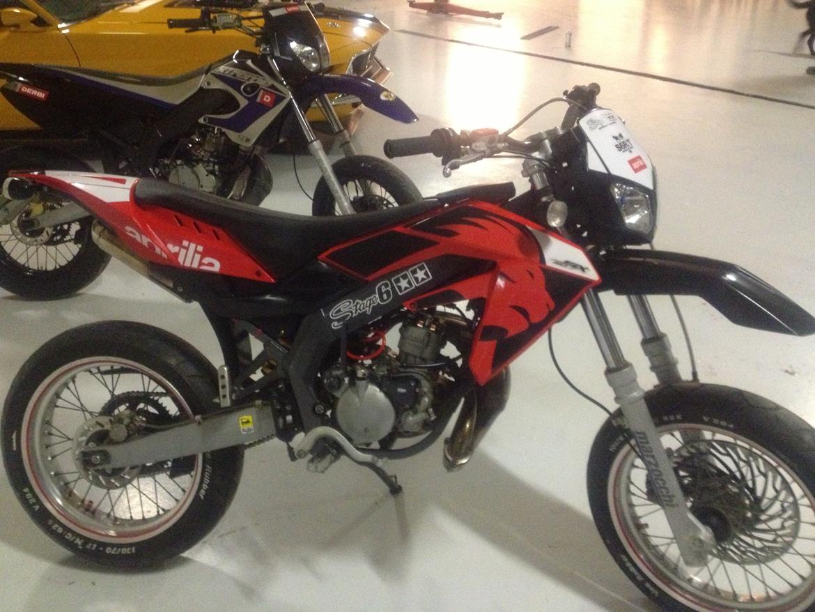 Aprilia sx50 - undskylder den dårlige kvalitet på billederne, den er flottere i virkeligheden. billede 3