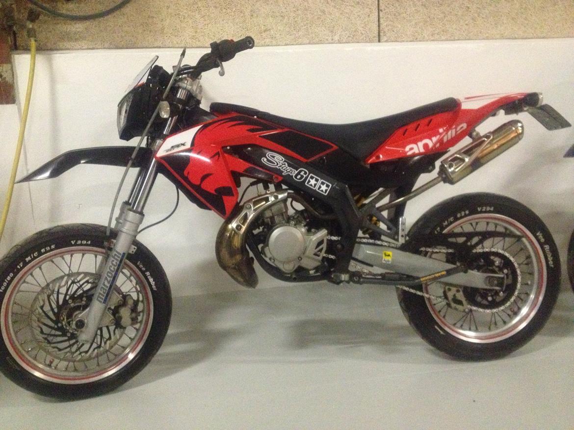 Aprilia sx50 - undskylder den dårlige kvalitet på billederne, den er flottere i virkeligheden. billede 8