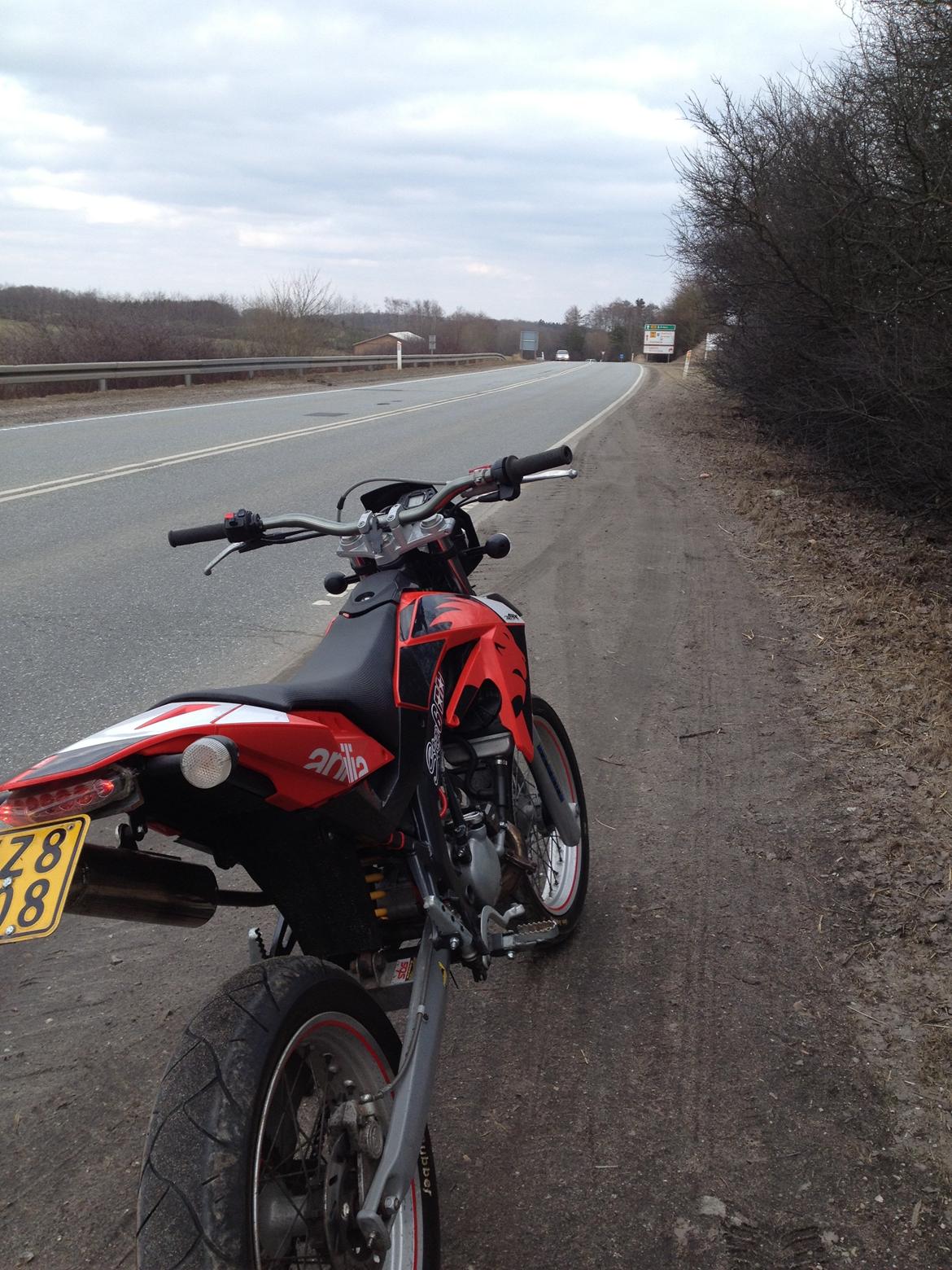 Aprilia sx50 - undskylder den dårlige kvalitet på billederne, den er flottere i virkeligheden. billede 9