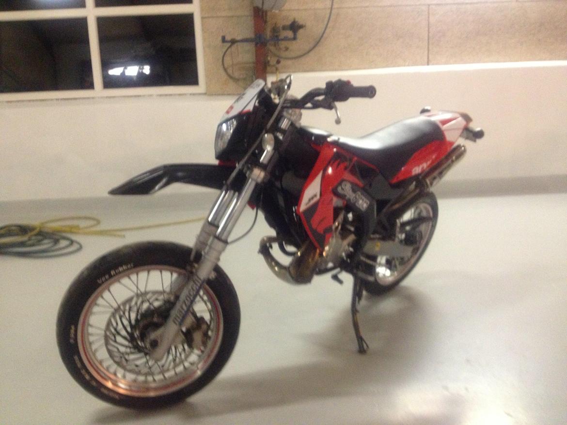 Aprilia sx50 - undskylder den dårlige kvalitet på billederne, den er flottere i virkeligheden. billede 13