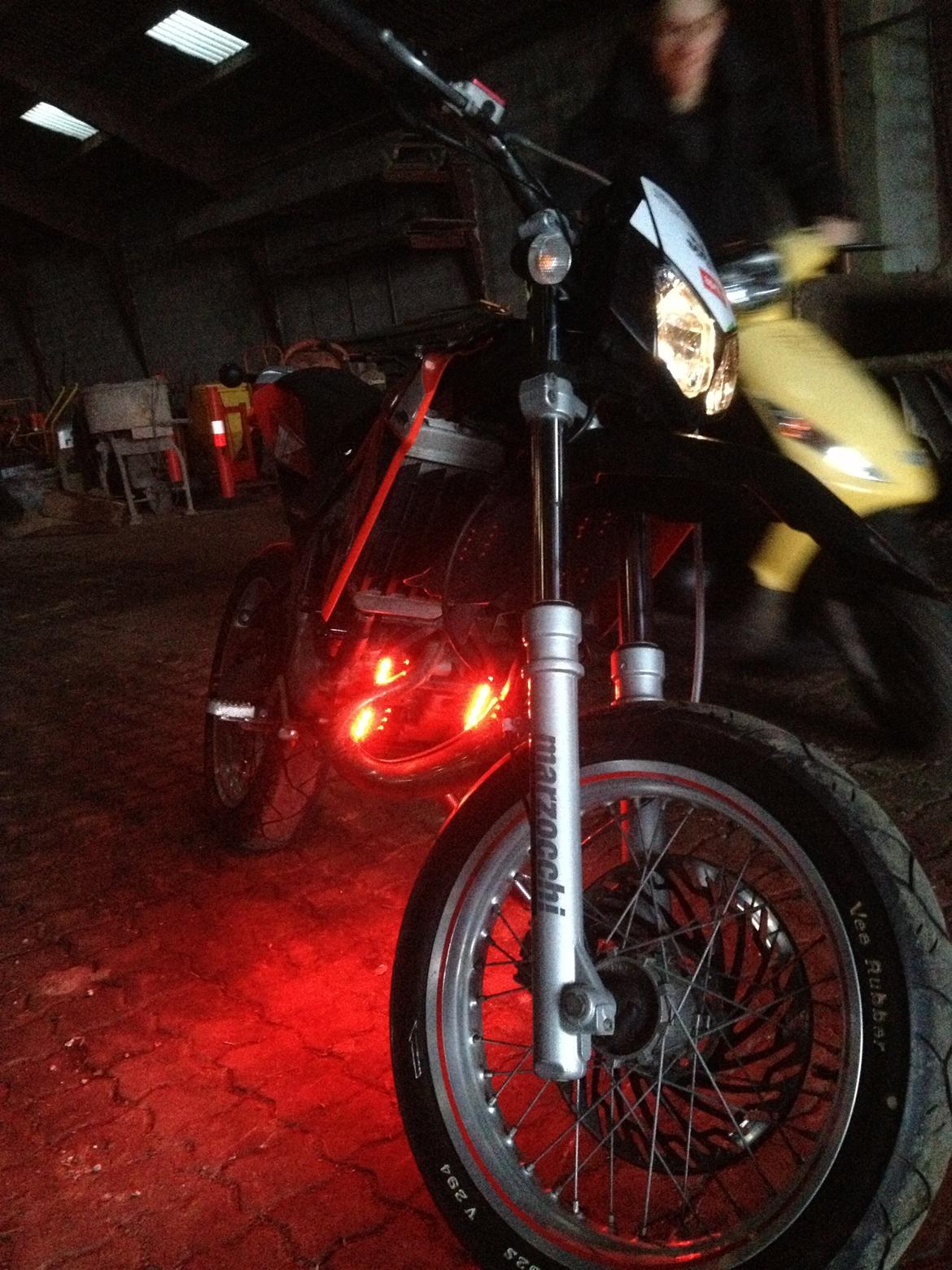 Aprilia sx50 - jeg har sat neon-lys på den som man kan se, jeg har også sat små dioder bag på. billede 11