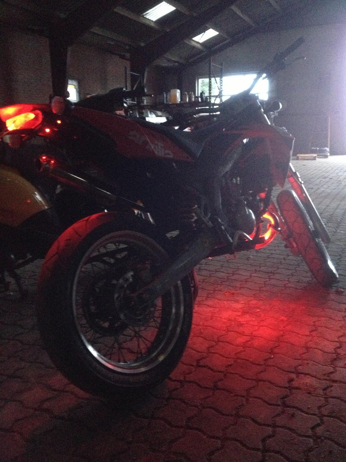 Aprilia sx50 - dioderne sidder lige bag baglygten. billede 12