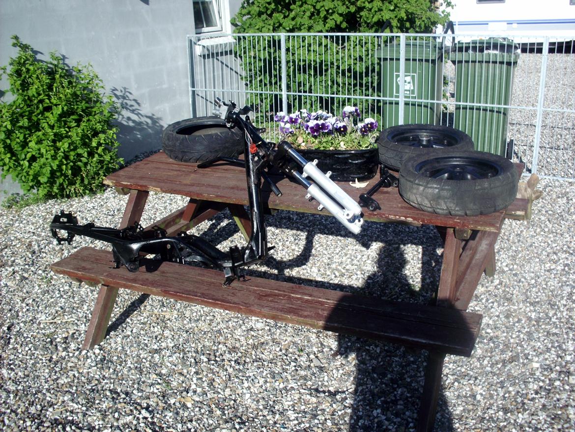 Yamaha jog-R - Noget af det der skal males billede 4