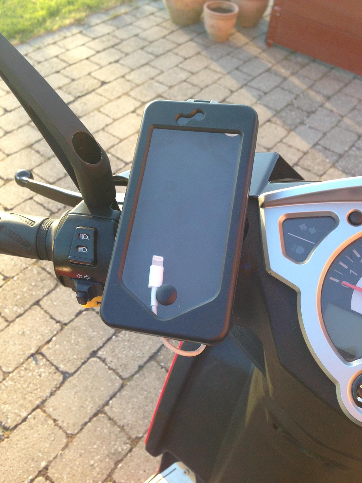 Peugeot Speedfight 3 AC - Vandtæt iPhone 5 holder med oplader sat på knallerten! Virkelig lækkert! billede 6