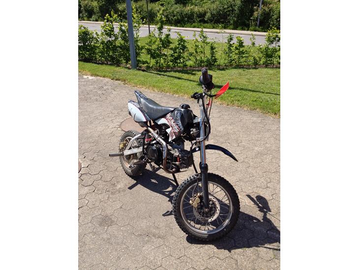 {{currentPhoto.altText}} billede {{currentPhoto.number}}