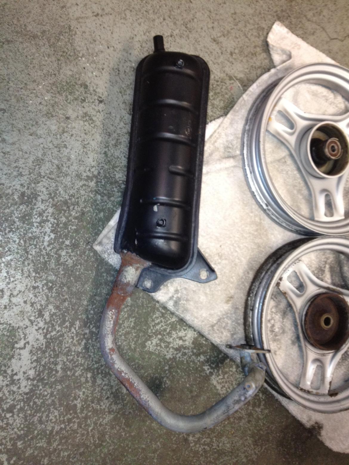 Honda Melody - udstødning og fælge under renovering billede 13