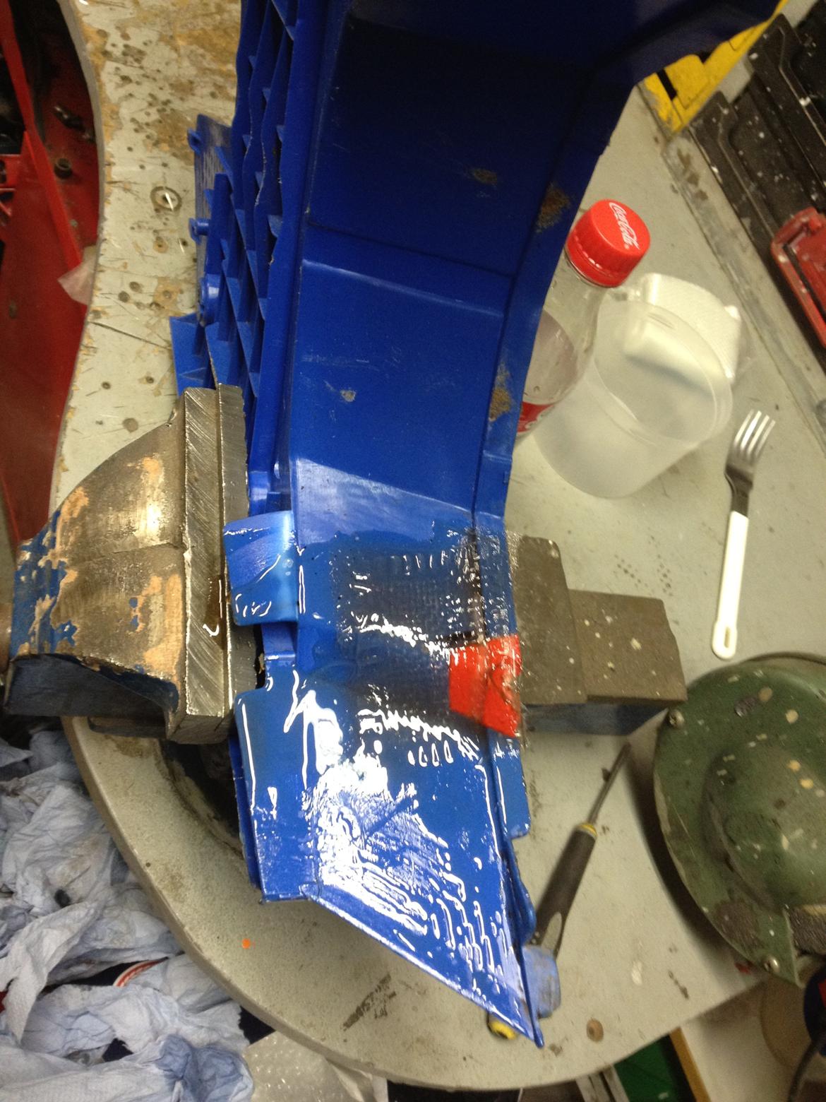 Honda Melody - Fodskjold var smeltet hvor forrøret ligger tæt, så lappes med glasfiber billede 17