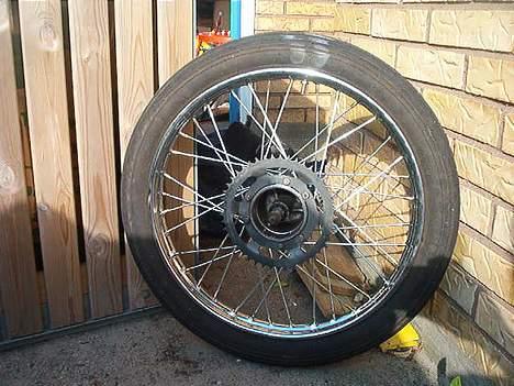 Puch Maxi P Mach 1 "Hirtshals" - Min bagfælge med nye eger og fælg-ring, den er faktisk blevet helt fin billede 12